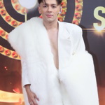 Zpěvák Jan Bendig na Českém slavíku opět zaujal atypickým outfitem.