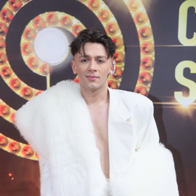 Zpěvák Jan Bendig na Českém slavíku opět zaujal atypickým outfitem. 