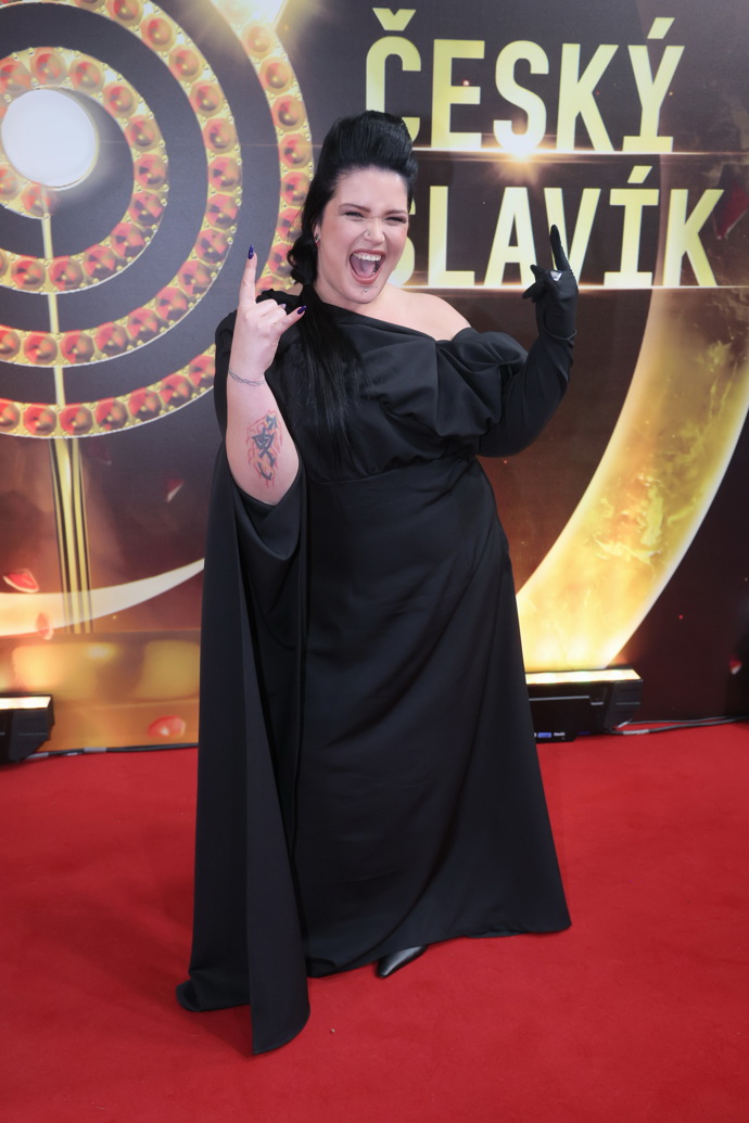 Leona Šenková v černé róbě od Martiny Pipkové Loudové. 