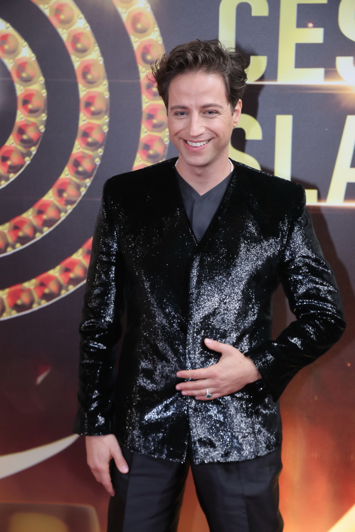 Také zpěvák a herec Milan Peroutka patří k mužům, kteří se netradičních kousků nebojí. 