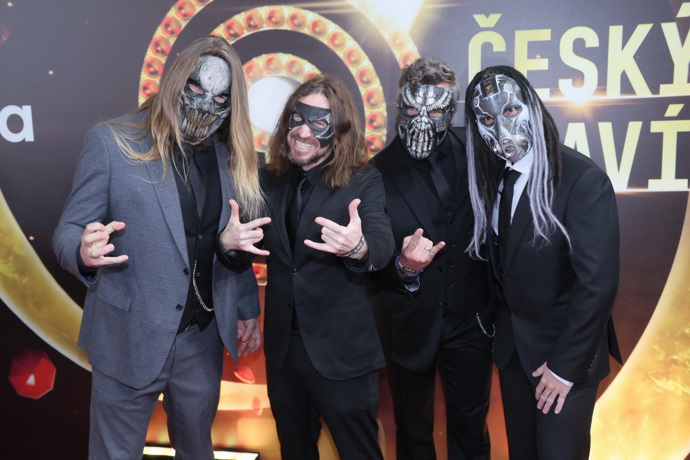 ...nebo kapely Dymytry, kteří se ani na červeném koberci nevzdali svých typických masek.