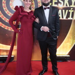 Eliška se zahalila do opulentní vínové róby s asymetrickým rukávem. 