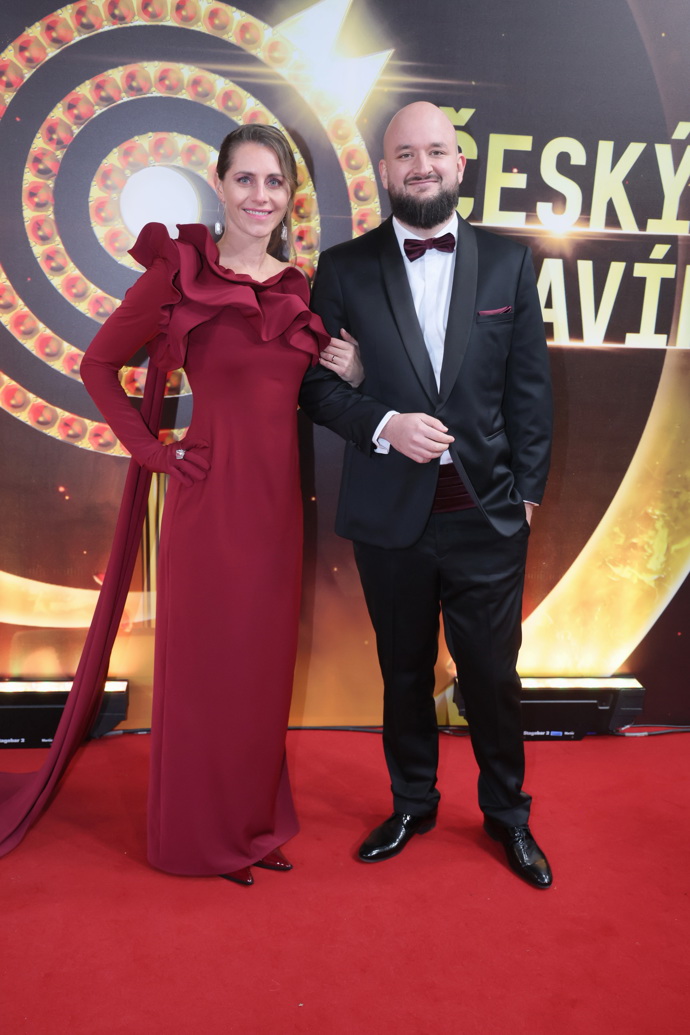 Eliška se zahalila do opulentní vínové róby s asymetrickým rukávem. 