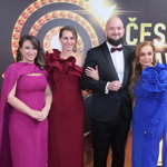 Na červeném koberci manželé zapózovali i s módní návrhářkou Martinou Pipkovou Loudovou (vlevo).