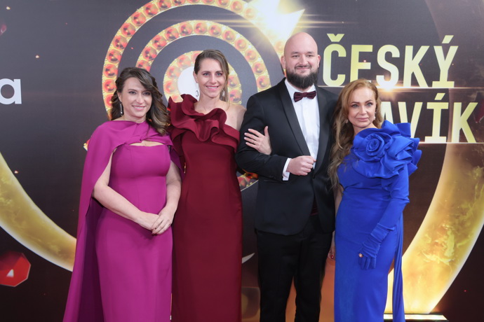 Na červeném koberci manželé zapózovali i s módní návrhářkou Martinou Pipkovou Loudovou (vlevo).