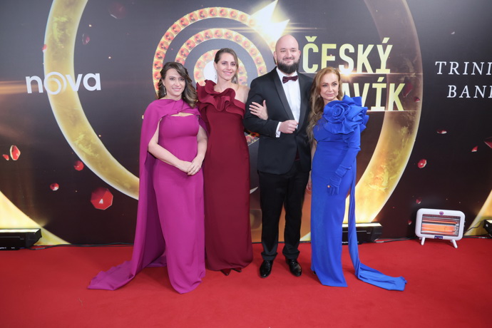 Pestré barvy najednou celý koberec rozzářily. 