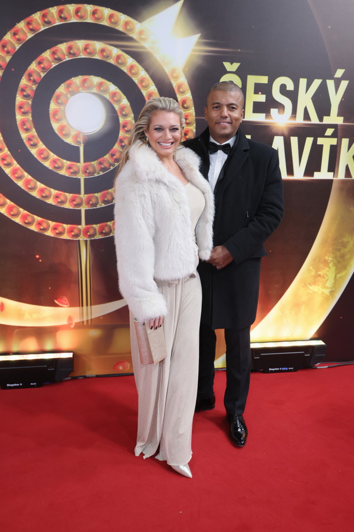 Lucie Borhyová přišla v doprovodu Reye Korantenga. 