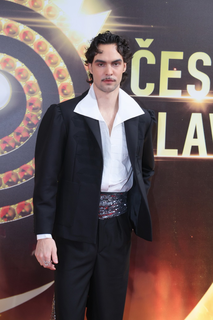 Na černobílou kombinaci vsadil zpěvák Adam Pavlovčin známý jako Adonxs.