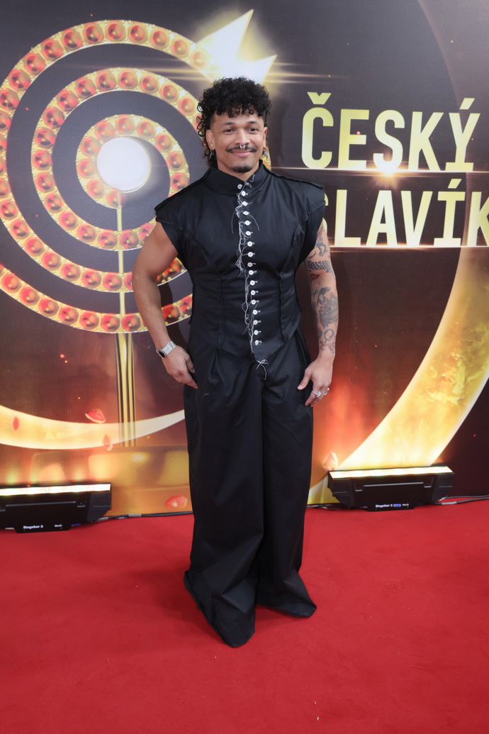 Zpěvákův outfit byl v trendy volném střihu.