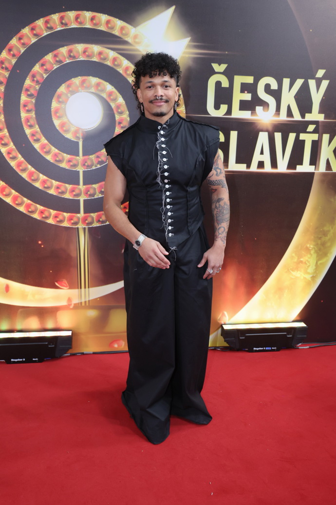 Ben Cristovao se rozhodl pro atypický černý pánský outfit. 