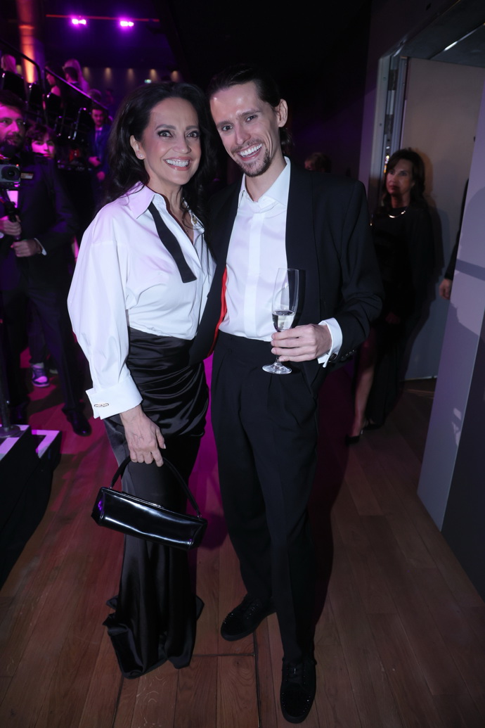 Lucie Bílá v černo-bílém pánském stylu, kterému nechyběl jako kreativní prvek rozvázaný černý motýlek. Na snímku je v doprovodu svého syna Filipa.