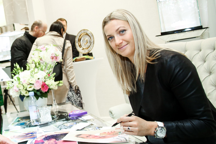 Tenistka Petra Kvitová se ráda zastaví ve svém oblíbeném klenotnictví, aby si zde nechala vyčistit své šperky.