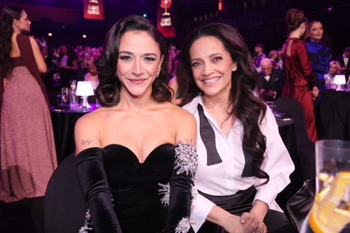 "Místo svého typického vysokého drdolu nebo natupírované hřívy zvolila jednoduché, volně splývající vlny, které jí dodaly mladistvý, svěží a přirozený výraz. Minimalistický styling působil mimořádně lichotivě a kultivovaně. Za mě to byl jeden z jejích nejpovedenějších účesů — čistý, decentní a zároveň velmi slušivý," hodnotí účes Honza Kořínek. 