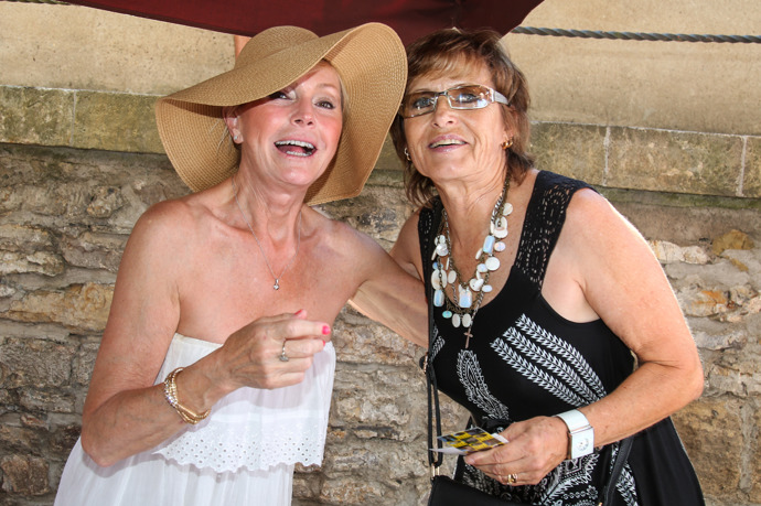 Ten, asi jako jediný, toleruje, že má doma plno fotek své první velké lásky. Na snímku Olga Matušková s Helenou Vondráčkovou 