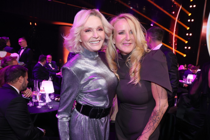 "Vlasy jemně vytočené z obličeje do měkkých vln vnukly celé úpravě pohyb a lehkost. V kombinaci s objemem od kořínků působil účes svěže, upraveně a opravdu elegantně. Jednoduchý styl jí seděl a perfektně ladil s celkovým dojmem," uvádí kadeřník Honza Kořínek.