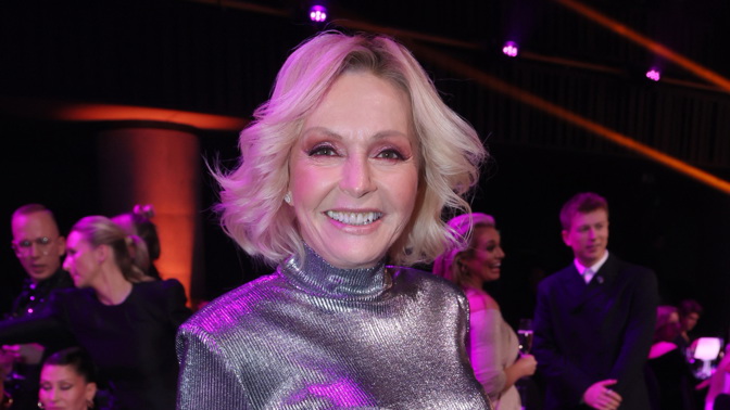 Stříbrný model na poslední chvíli: Helena Vondráčková si šaty vybrala přímo na módní přehlídce