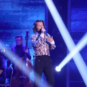 Zpěvák na Českém slavíkovi vystoupil v jiném outfitu, kterému dominovaly bílé boty.