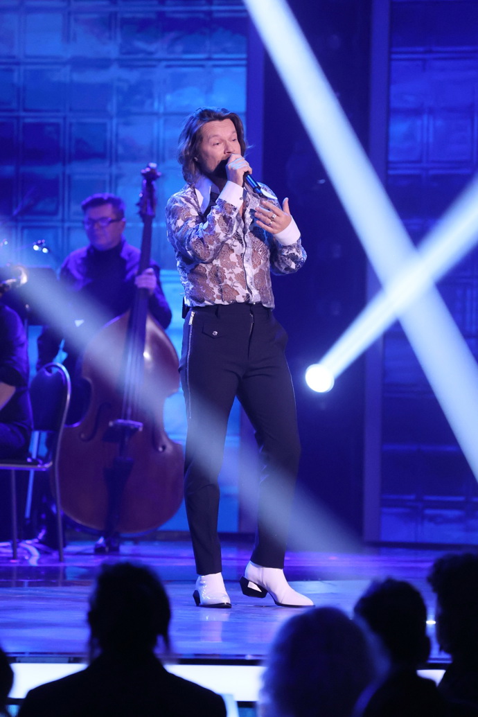 Zpěvák na Českém slavíkovi vystoupil v jiném outfitu, kterému dominovaly bílé boty.