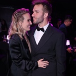 "Klíčovým prvkem byly strany stažené dozadu, které účesu dodaly jasnější tvar a lehce večerní charakter. Tento jednoduchý krok otevřel obličej a proměnil jinak ležérní vlny v moderní a velmi nositelný look vhodný na slavnostní večer," říká kadeřník Honza Kořínek. 