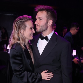 "Klíčovým prvkem byly strany stažené dozadu, které účesu dodaly jasnější tvar a lehce večerní charakter. Tento jednoduchý krok otevřel obličej a proměnil jinak ležérní vlny v moderní a velmi nositelný look vhodný na slavnostní večer," říká kadeřník Honza Kořínek. 