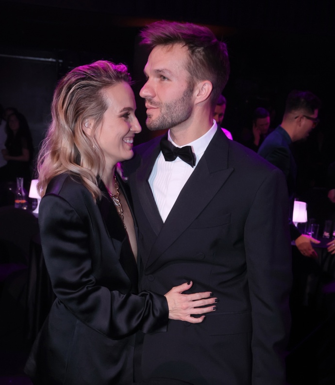 "Klíčovým prvkem byly strany stažené dozadu, které účesu dodaly jasnější tvar a lehce večerní charakter. Tento jednoduchý krok otevřel obličej a proměnil jinak ležérní vlny v moderní a velmi nositelný look vhodný na slavnostní večer," říká kadeřník Honza Kořínek. 