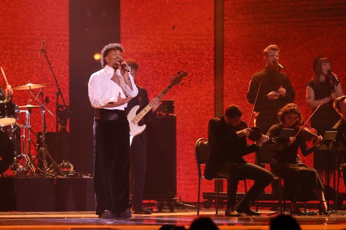 Také Ben Cristovao se stihl během večera částečně převléknout a moderní svršek vyměnil za elegantnější a klasičtější košili se smokingový pásem.