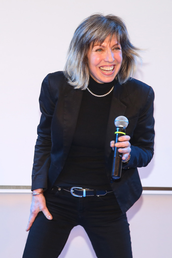 Vídali jsme ji také v tmavším mikádu. 