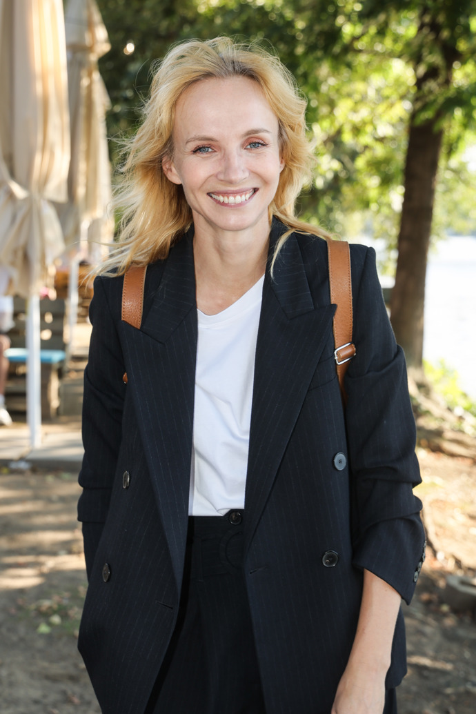 Život ji baví jako chalupářku i jako hvězdu filmového plátna. 