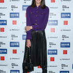 Modelka Aneta Vignerová nosí kožené midi sukně s noblesním plisováním.