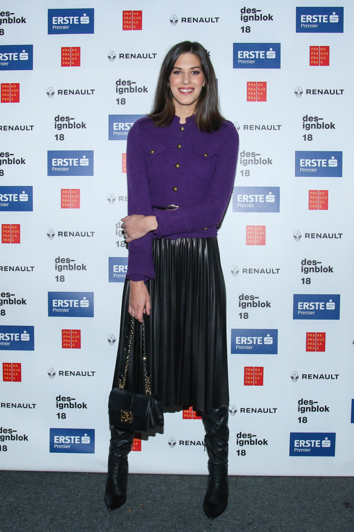 Modelka Aneta Vignerová nosí kožené midi sukně s noblesním plisováním.