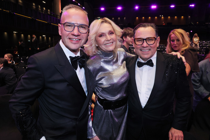 Pavel Vítek s partnerem Janisem Sidovským a Helenou Vondráčkovou během Českého slavíka 2025.