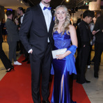 Fotografům se pochlubil půvabnou snoubenkou. 