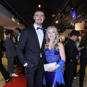 Fotografům se pochlubil půvabnou snoubenkou. 