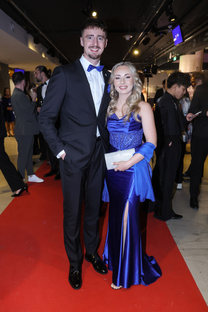 Fotografům se pochlubil půvabnou snoubenkou. 