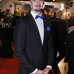 Nutno dodat, že přísný dress code Creative Black tie se mu podařilo splnit na jedničku - dokonce ladil se snoubenkou. 