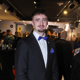 Nutno dodat, že přísný dress code Creative Black tie se mu podařilo splnit na jedničku - dokonce ladil se snoubenkou. 