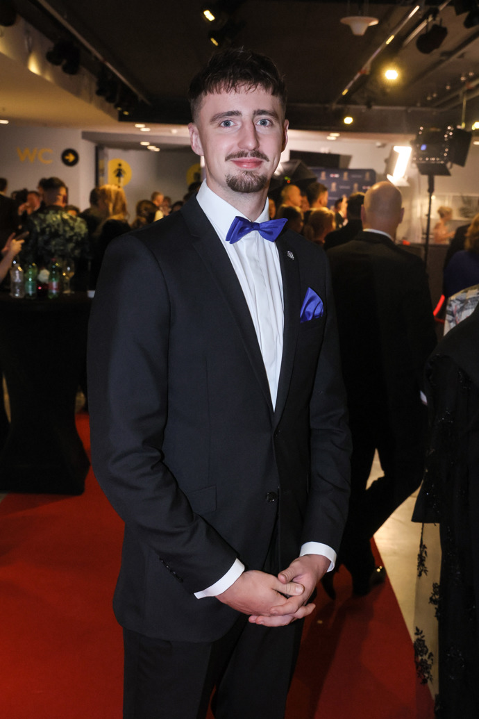 Nutno dodat, že přísný dress code Creative Black tie se mu podařilo splnit na jedničku - dokonce ladil se snoubenkou. 