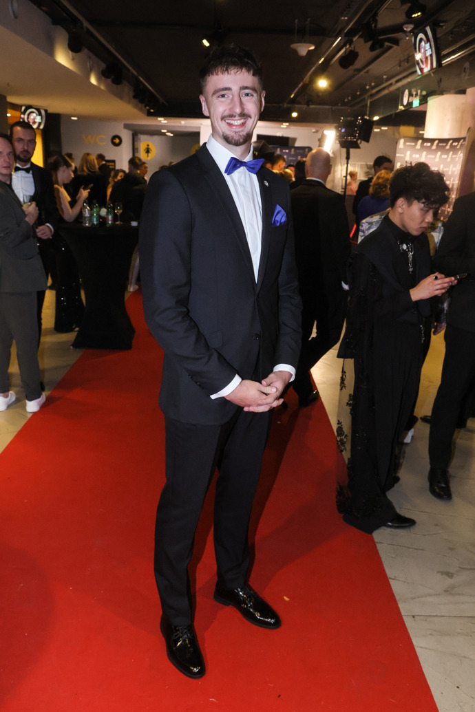 V přítomnosti nejzářivějších hvězd českého showbyznysu byl český youtuber trochu nesvůj.