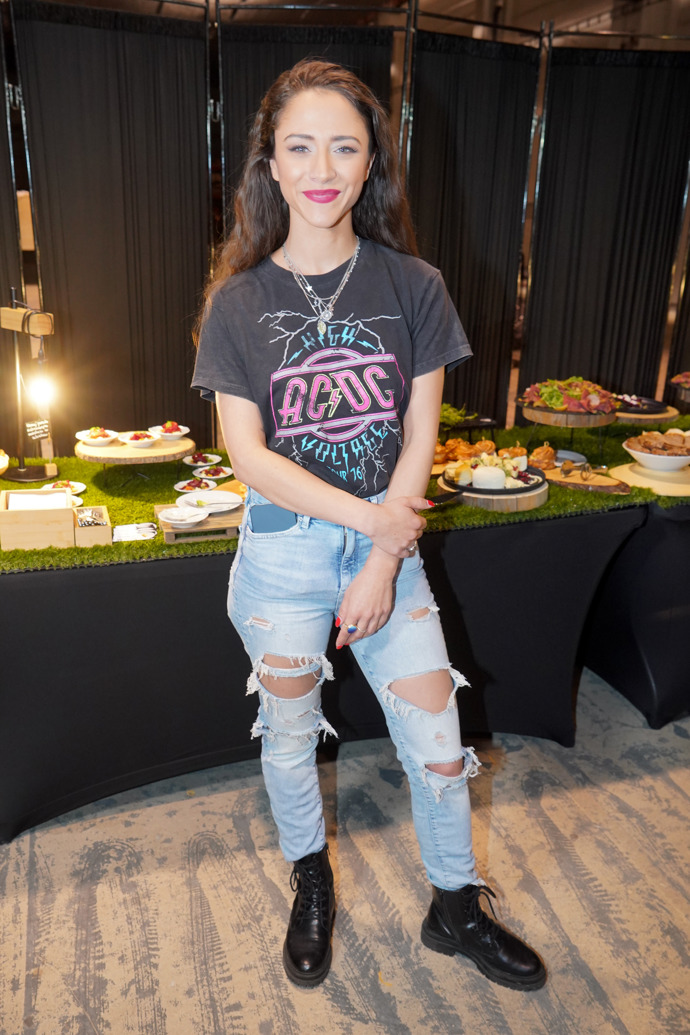 Rozervané džíny, tričko s potiskem ACDC a výrazná bižuterie na krku, to je styl Evy Burešové. 