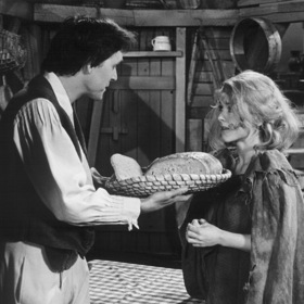 Pohádka Honza a tajemná Hastroška vypráví o Honzovi, který je přeborník v rozmotávání zašmodrchaných pohádkových příběhů. Na snímku Luděk Čtvrtlík a Dana Batulková.