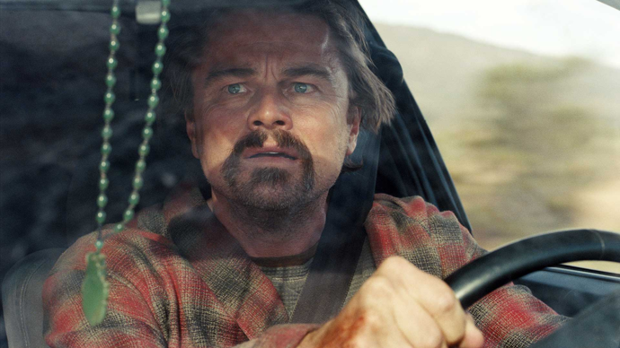 Leonardo DiCaprio ve filmu Jedna bitva za druhou (2025).