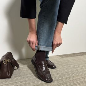 K úzkým kalhotám jsou vhodné i mokasíny, a to jak s džínami v plné délce, nebo můžete ukázat ponožky, které budou barevně ladit s botou. 