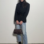 Úzké a kratší džíny si žádají kozačky na podpatku. 