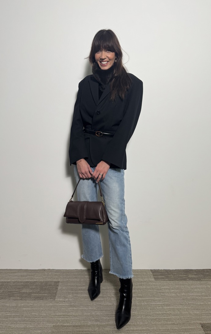 Úzké a kratší džíny si žádají kozačky na podpatku. 