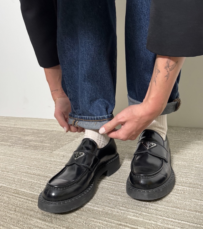 Pokud chcete být opravdu stylová, můžete ukázat i bílé ponožky, ty jsou u mokasín povolené, tím, že více ohrnete džíny. 