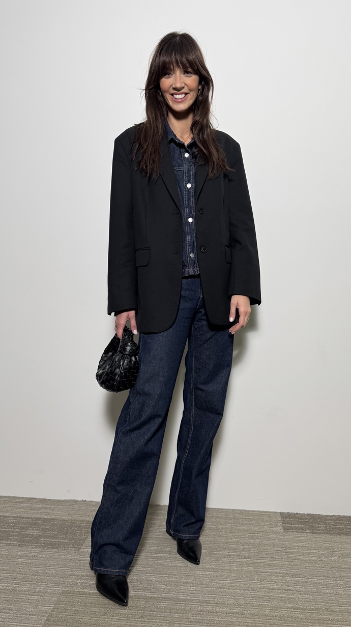 Ke zvonovým či širším džínám jsou vhodné boty na podpatku a do špičky. 