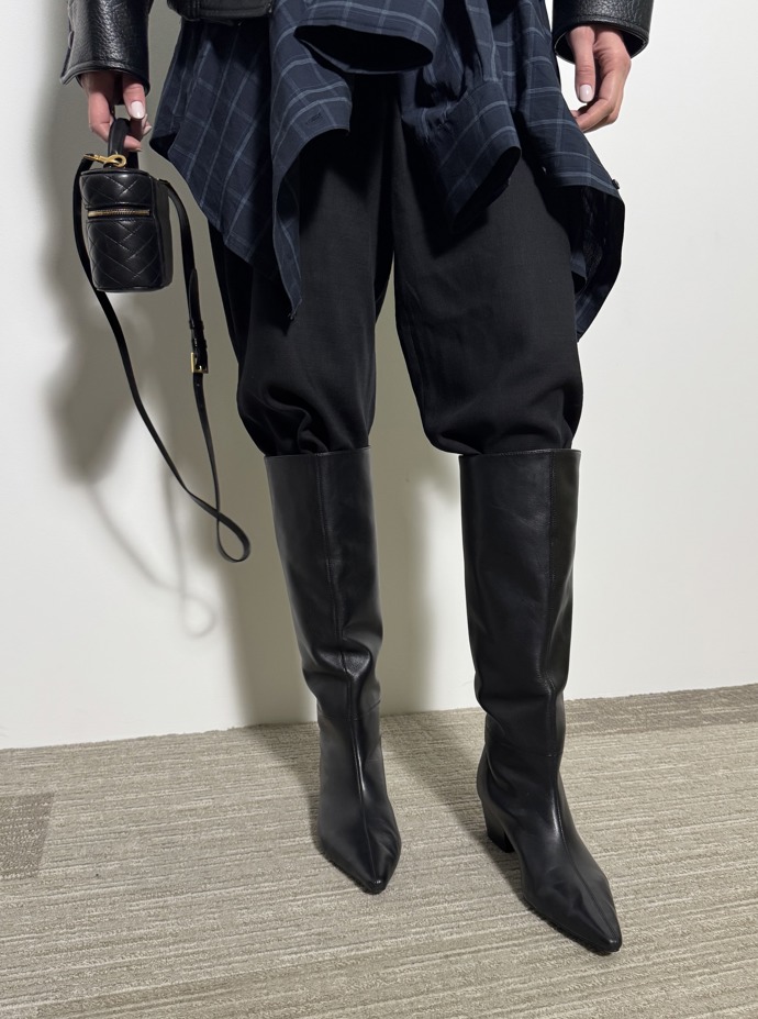 Nejlépe budou vypadat klasické kozačky, které jsou lehce širší než lýtka. 