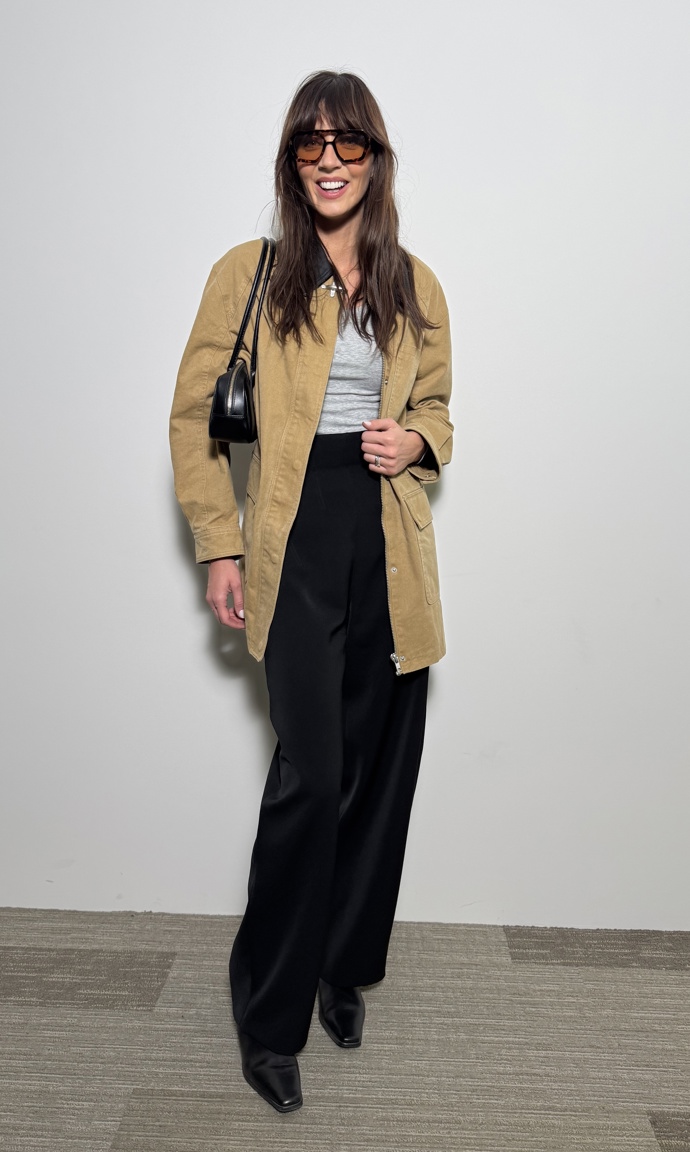 Látkové široké kalhoty budou vypadat skvěle s botami s definovanou špičkou. 