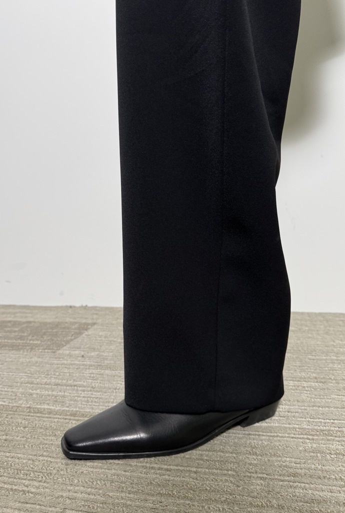 Stylistka si vybrala model bez podpatku, protože délka kalhot je akorát na její výšku. 