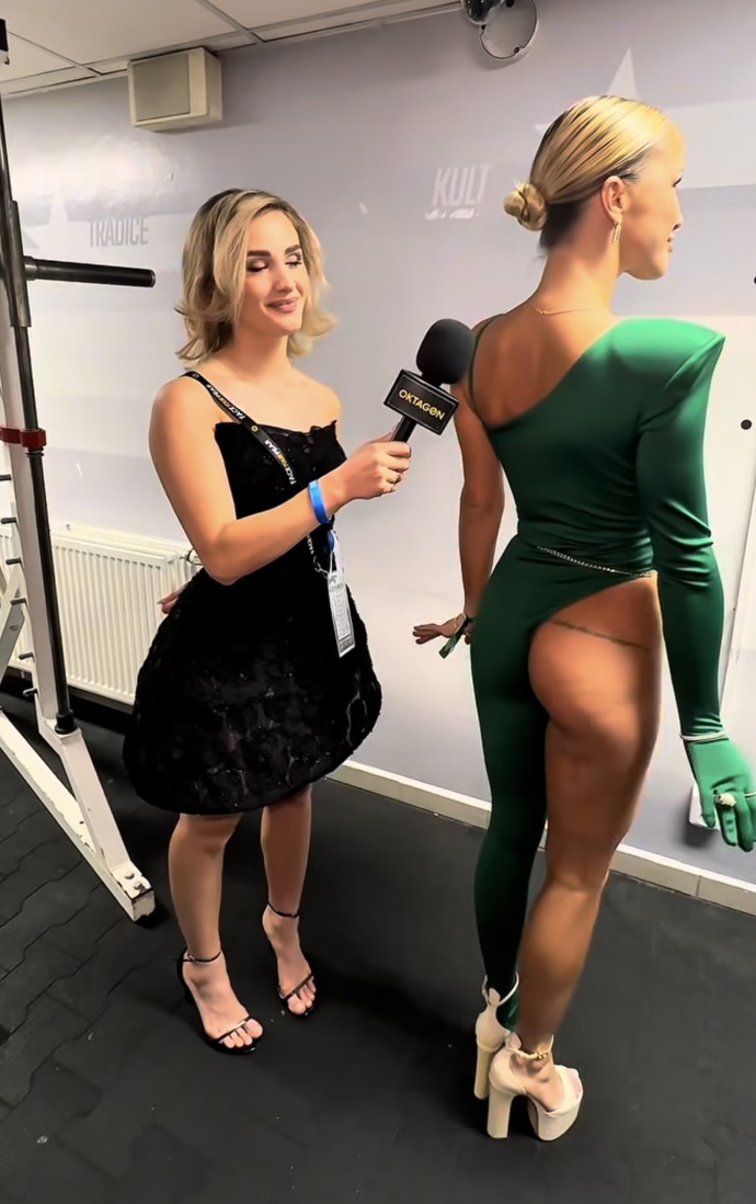 Nela Slováková ukázala zadeček. 